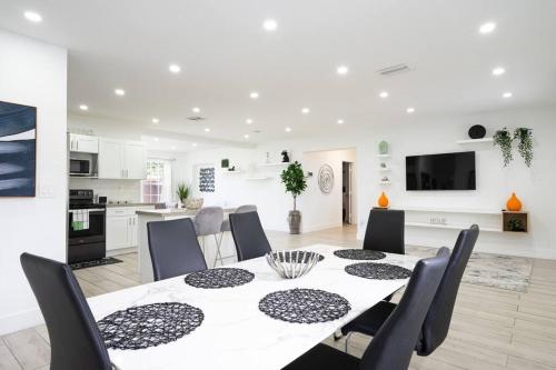 Retreat to Luxury / 4BR/ BBQ / Courtyard/Parking in Miami, USA