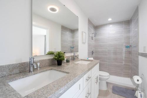 Retreat to Luxury / 4BR/ BBQ / Courtyard/Parking in Miami, USA