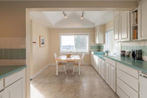 Pacific Reef Hotel & Light Show in โกลด์บีช (ออรากอน)