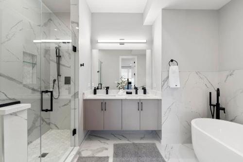 Contemporary Luxury: New 3BR 2BA Stylish Haven - Tap to explore photos