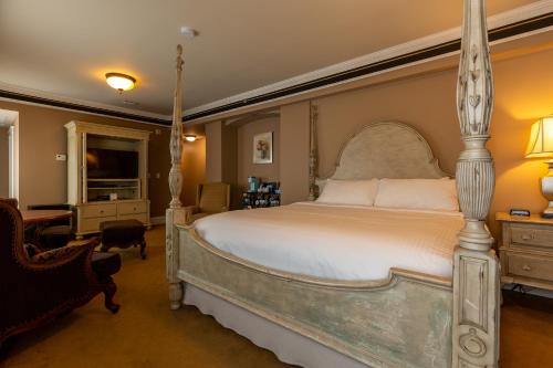 Grant Hall Hotel Room Type - King Studio