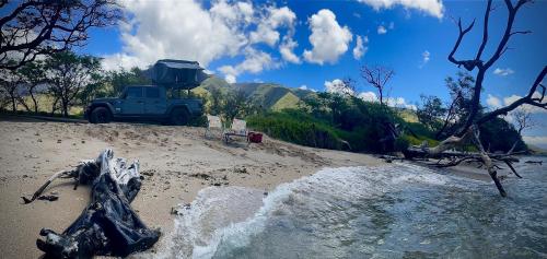 B&B Paia - Embark on a journey through Maui with Aloha Glamp's jeep and rooftop tent allows you to discover diverse campgrounds, unveiling the island's beauty from unique perspectives each day - Bed and Breakfast Paia