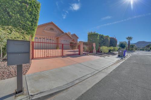 Laptop-Friendly Cathedral City Gem with Fireplace!