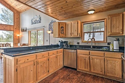 Spacious Mountain-View Cabin By Angel Fire Resort