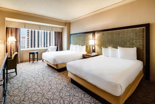 2 queen beds