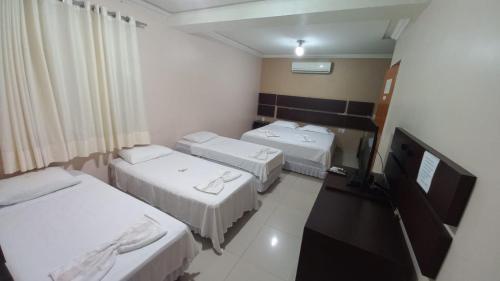 1 queen bed, 3 twin beds