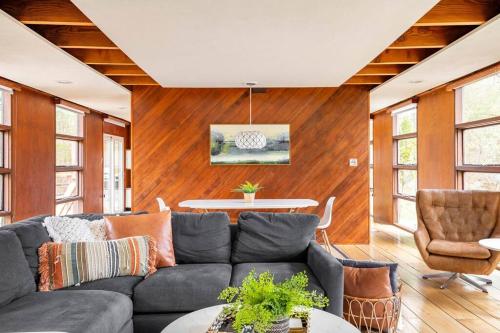 Mid Century Modern Getaway with outdoor Hot Tub in Reinholdsa (PA)