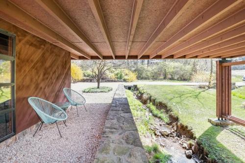 Mid Century Modern Getaway with outdoor Hot Tub in Reinholds (PA)