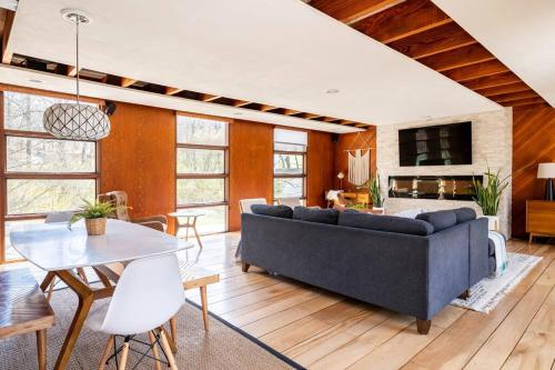 Mid Century Modern Getaway with outdoor Hot Tub in Reinholds (PA)