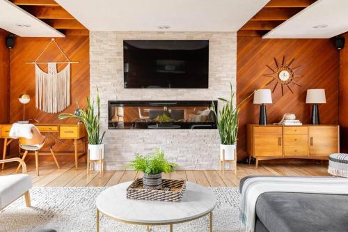 Mid Century Modern Getaway with outdoor Hot Tub in Reinholds (PA)