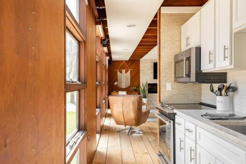 Mid Century Modern Getaway with outdoor Hot Tub in Reinholdsa (PA)