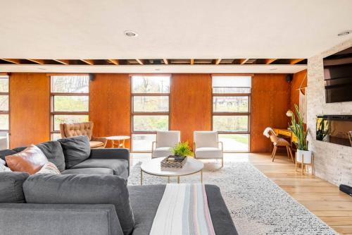 Mid Century Modern Getaway with outdoor Hot Tub in Reinholds (PA)