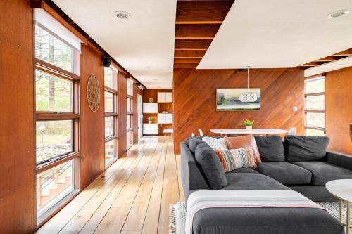 Mid Century Modern Getaway with outdoor Hot Tub in Reinholds (PA)
