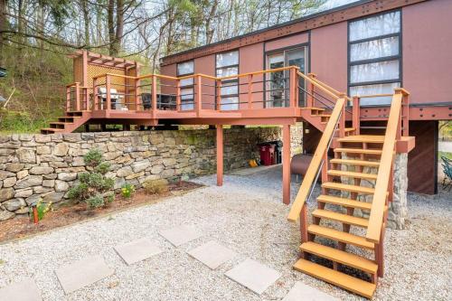 Mid Century Modern Getaway with outdoor Hot Tub in Reinholdsa (PA)