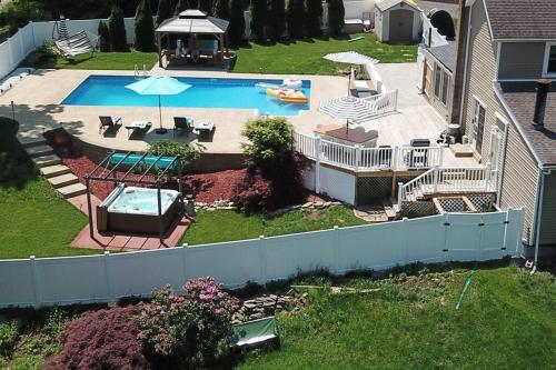 Relaxing Getaway w/ Pool, Spa, & Sauna! 1hr to NYC in Harriman, USA