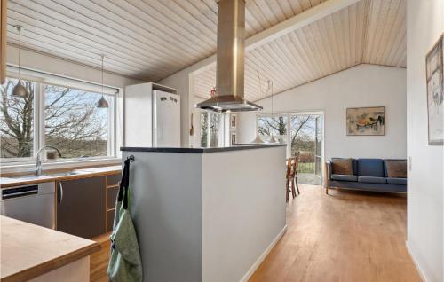 Kitchen, 2 Bedroom Awesome Home In Give in Give