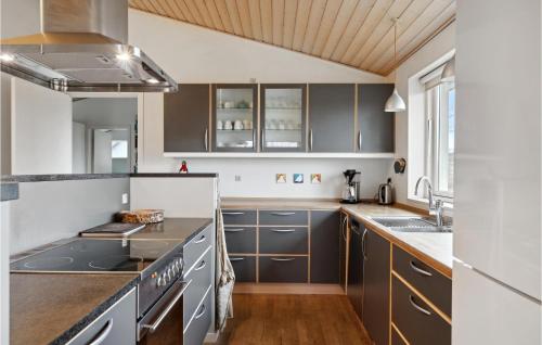 Kitchen, 2 Bedroom Awesome Home In Give in Give