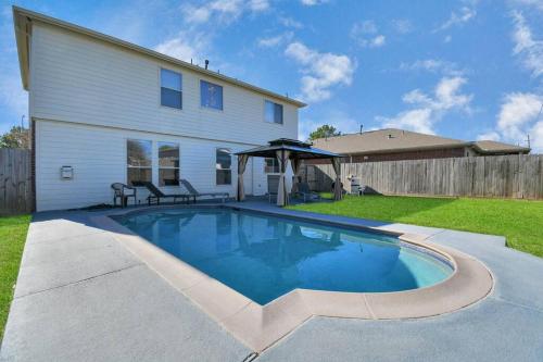 Tranquil 4-BR Oasis With Pool & Backyard Bliss! in Cypress, USA