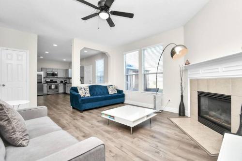 Tranquil 4-BR Oasis With Pool & Backyard Bliss! in Cypress, USA