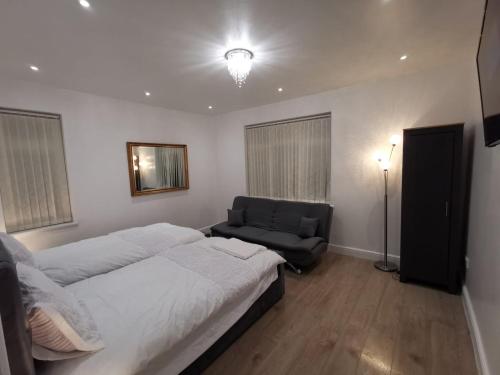 Three Bedroom Modern Apartment by Luton Airport and Luton Station