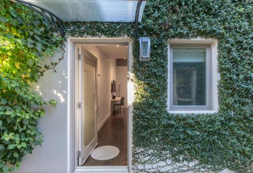 Courtyard Queen Room with Skylight (no window)