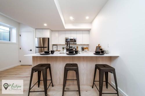 One-Bedroom House room in Modern Suite King Bed Near Whyte Ave and U of A WIFI