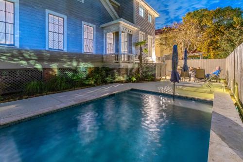 1871 Coastal Home & Heated Pool - Restoring Galveston in Galveston, USA