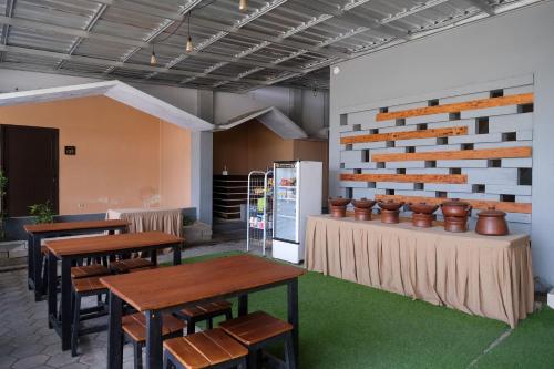 Restaurant, Urbanview Hotel L'Tefa Pemalang in Pemalang