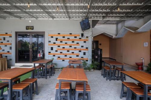 Restaurant, Urbanview Hotel L'Tefa Pemalang in Pemalang