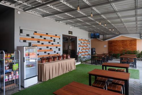 Restaurant, Urbanview Hotel L'Tefa Pemalang in Pemalang