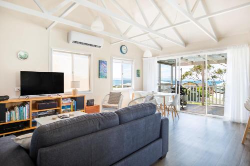 Seahaven - Pet Friendly with Ocean Views- 2 Mins to Beach