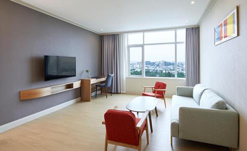 Suite Twin with City View