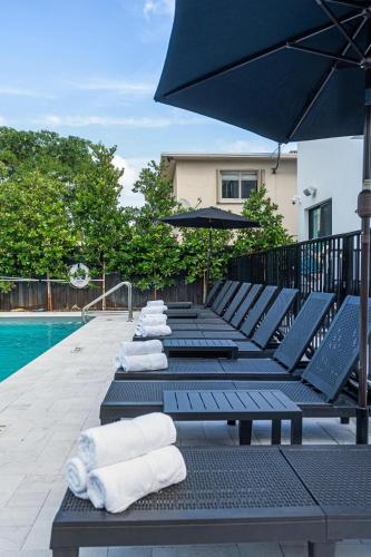 Lux Retreat By Renzzi Room Type - Three-Bedroom Apartment