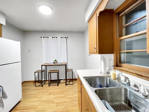 Family Friendly 3 Br 2 Bath Duplex Sleeps 9! in Drake Park