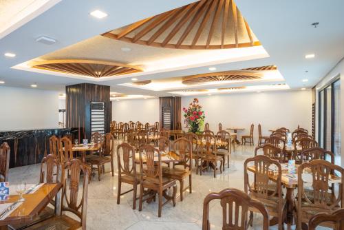 Restaurant, Kabayan Hotel in Manila