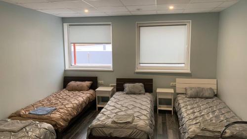 4 twin beds