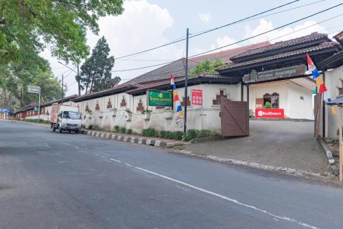 RedDoorz Plus near RSUD R. Syamsudin Bunut Sukabumi