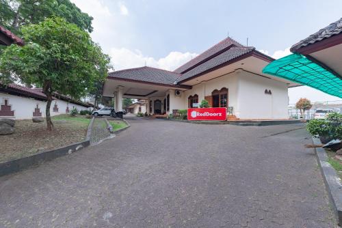 RedDoorz Plus near RSUD R. Syamsudin Bunut Sukabumi