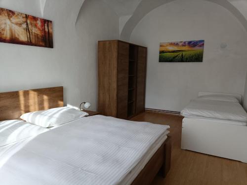 2 bedrooms, 6 beds