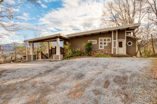 Chestnut by AvantStay Mountain Cabin w Treetop Views, Hot Tub & Game Room - Gatlinburg