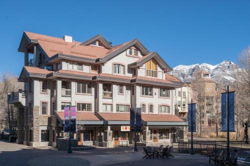 Centrum 302 by AvantStay Gorgeous Condo w Great Views Steps Away From Ski Runs