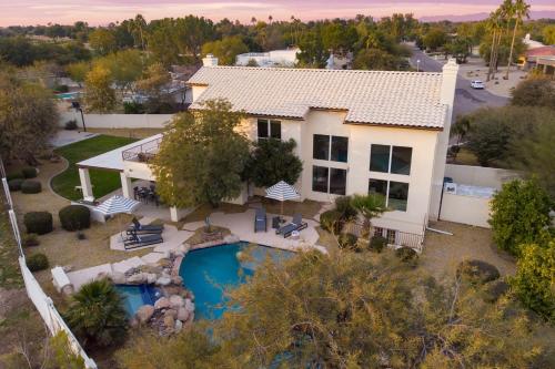 Sandstone by AvantStay Spacious Desert Oasis w Pool BBall Crt Movie Room