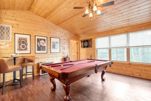 Ashberry by AvantStay Large Cabin Surrounded in Pine Tree w River Views Game Room