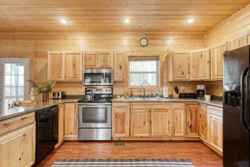 Ashberry by AvantStay Large Cabin Surrounded in Pine Tree w River Views Game Room