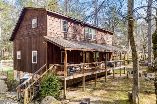 Ashberry by AvantStay Large Cabin Surrounded in Pine Tree w River Views Game Room