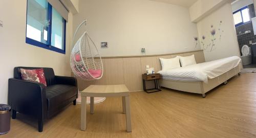 Double Room with Garden View room in 海邊名人50電梯民宿 專屬停車場
