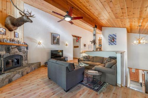 Wolf's Lair by AvantStay Swiss Chalet w Private Hot Tub & Access to Northstar Resort Community