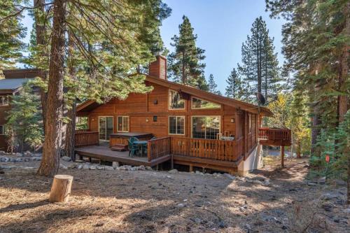 Wolf's Lair by AvantStay Swiss Chalet w Private Hot Tub & Access to Northstar Resort Community