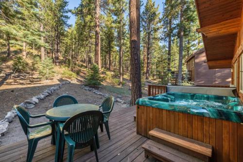 Wolf's Lair by AvantStay Swiss Chalet w Private Hot Tub & Access to Northstar Resort Community