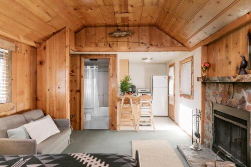 2405 - Oak Knoll Studio #6 cabin